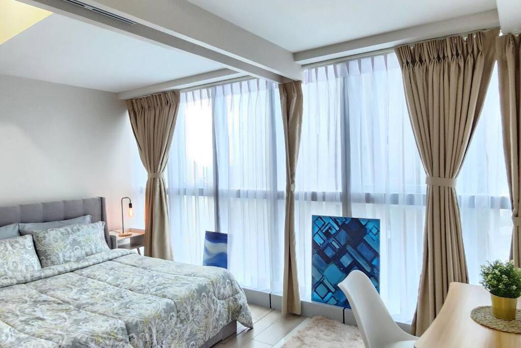 Cosy Executive 1 Bedroom Uptown Parksuites Ultra Fast Internet Manila Exterior photo